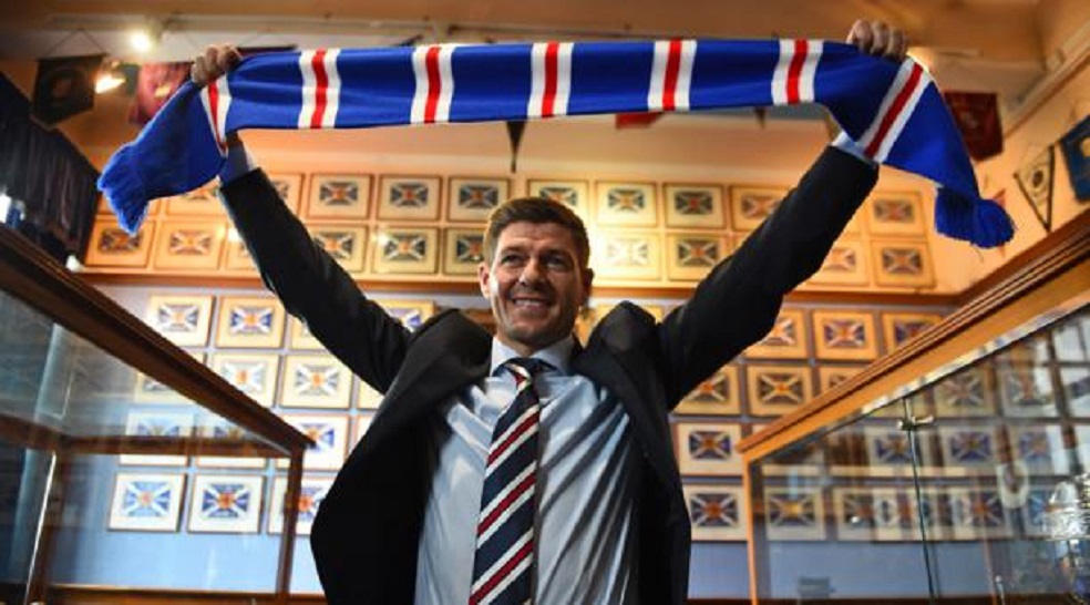 El volante emblema del Liverpool de Inglaterra, colgó los botines en 2016 jugando para Los Ángeles Galaxy de la MLS. Para 2018 inició su carrera de entrenador en el Rangers de Escocia, equipo en el que permanece en la actualidad.