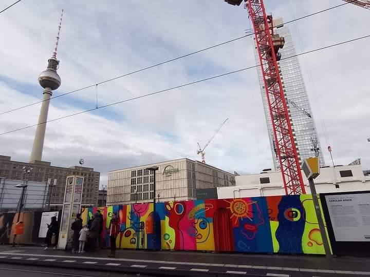 Mural de Carolina Amaya en Alexander Platz, uno de los centros más importantes de la capital berlinesa