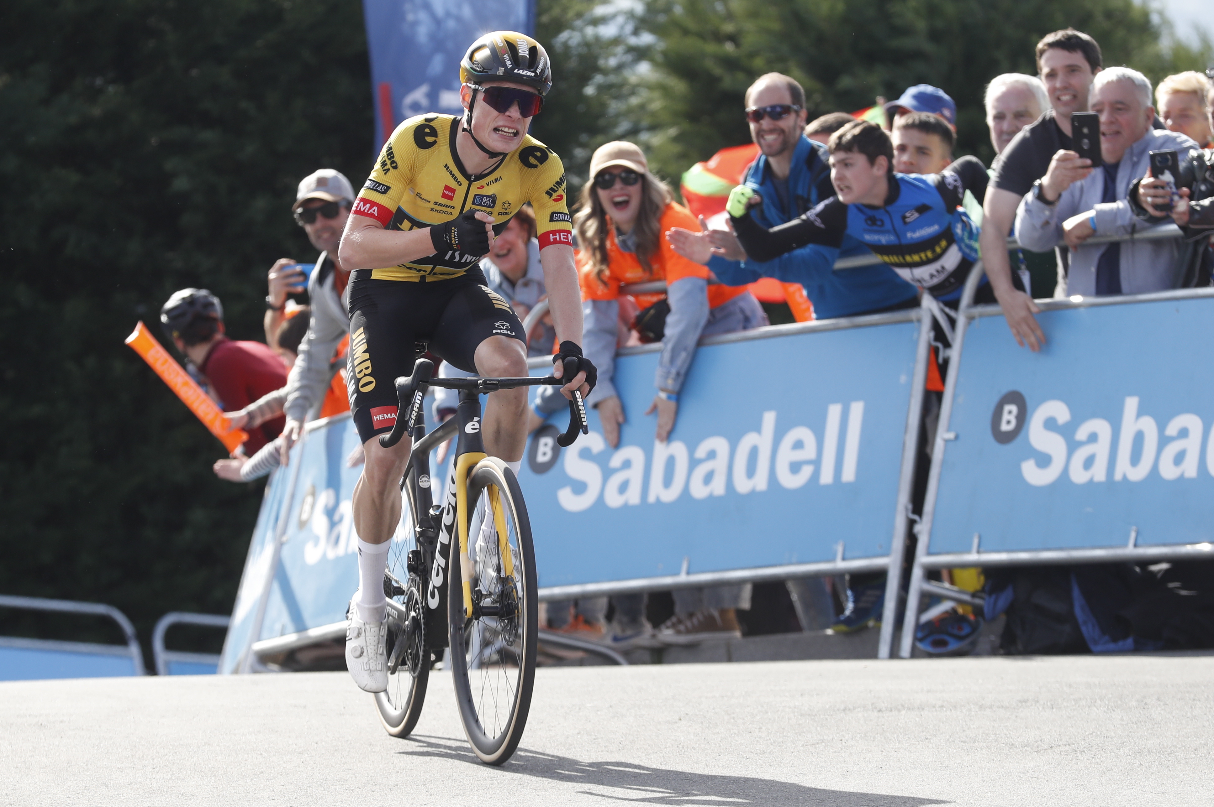 Vingegaard ganó la tercera etapa de la Vuelta al País Vasco y es líder