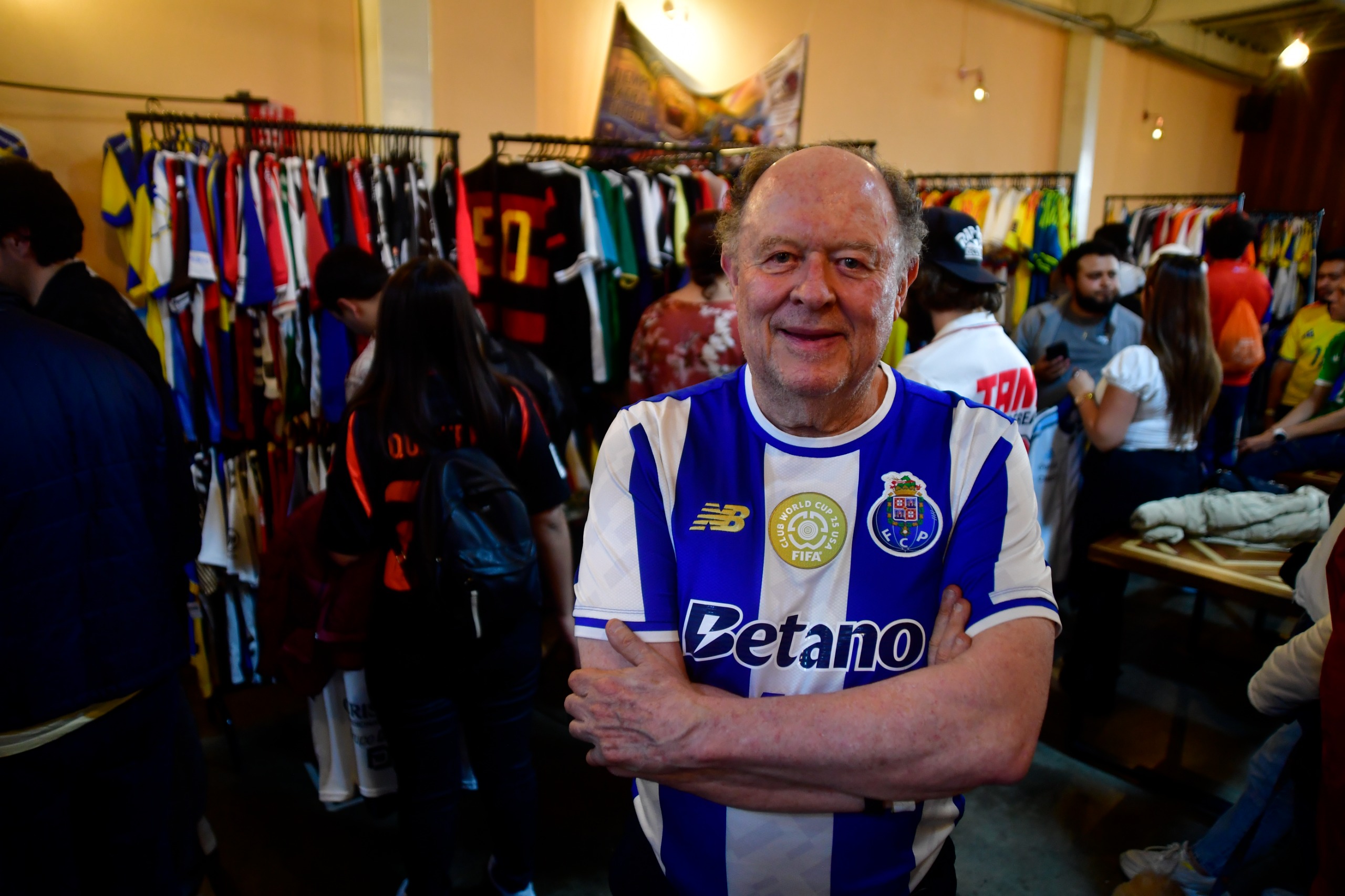 Gustavo Adolfo Hernández, récord Guinness a la colección más grande de camisetas.