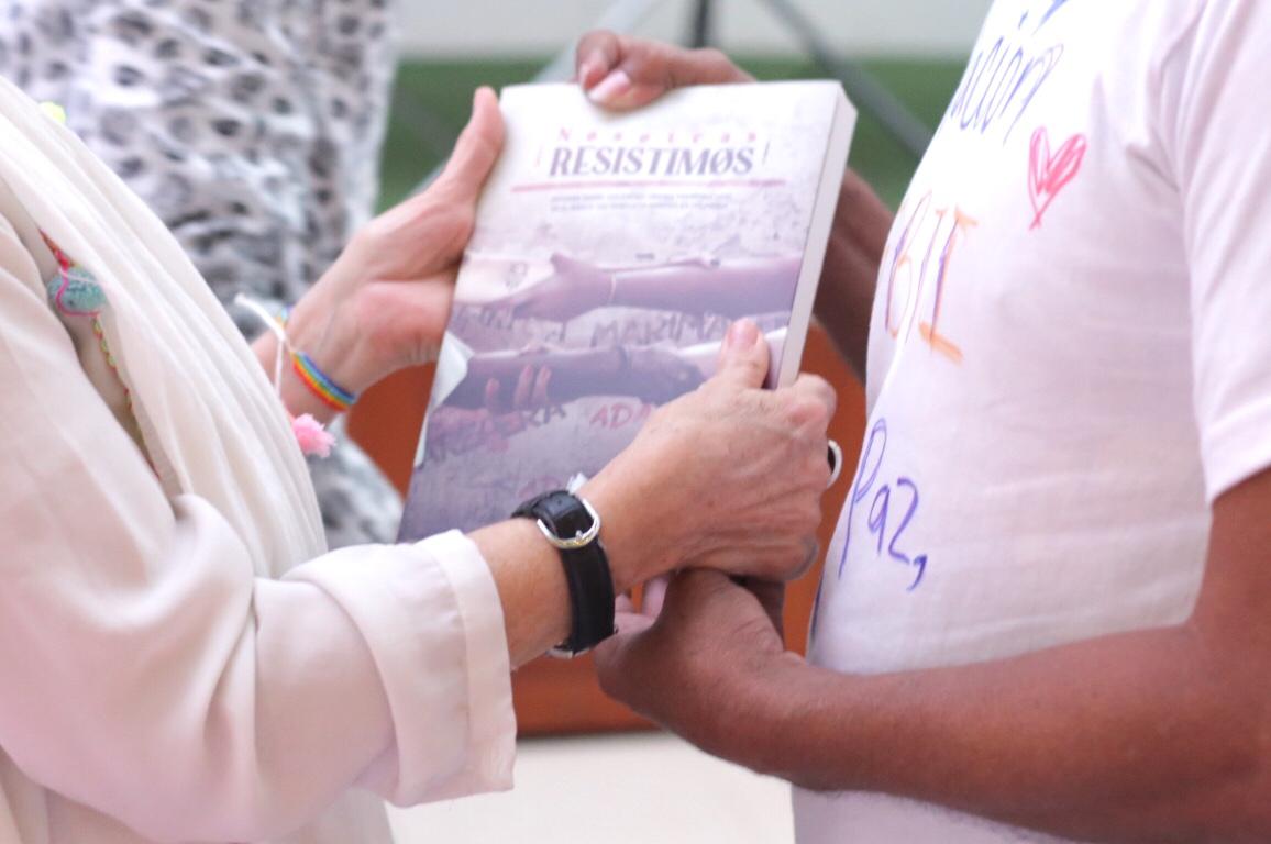 Pie de foto: "Nosotras resistimos: Informe sobre violencias contra personas LGBT en el conflicto armado en Colombia".