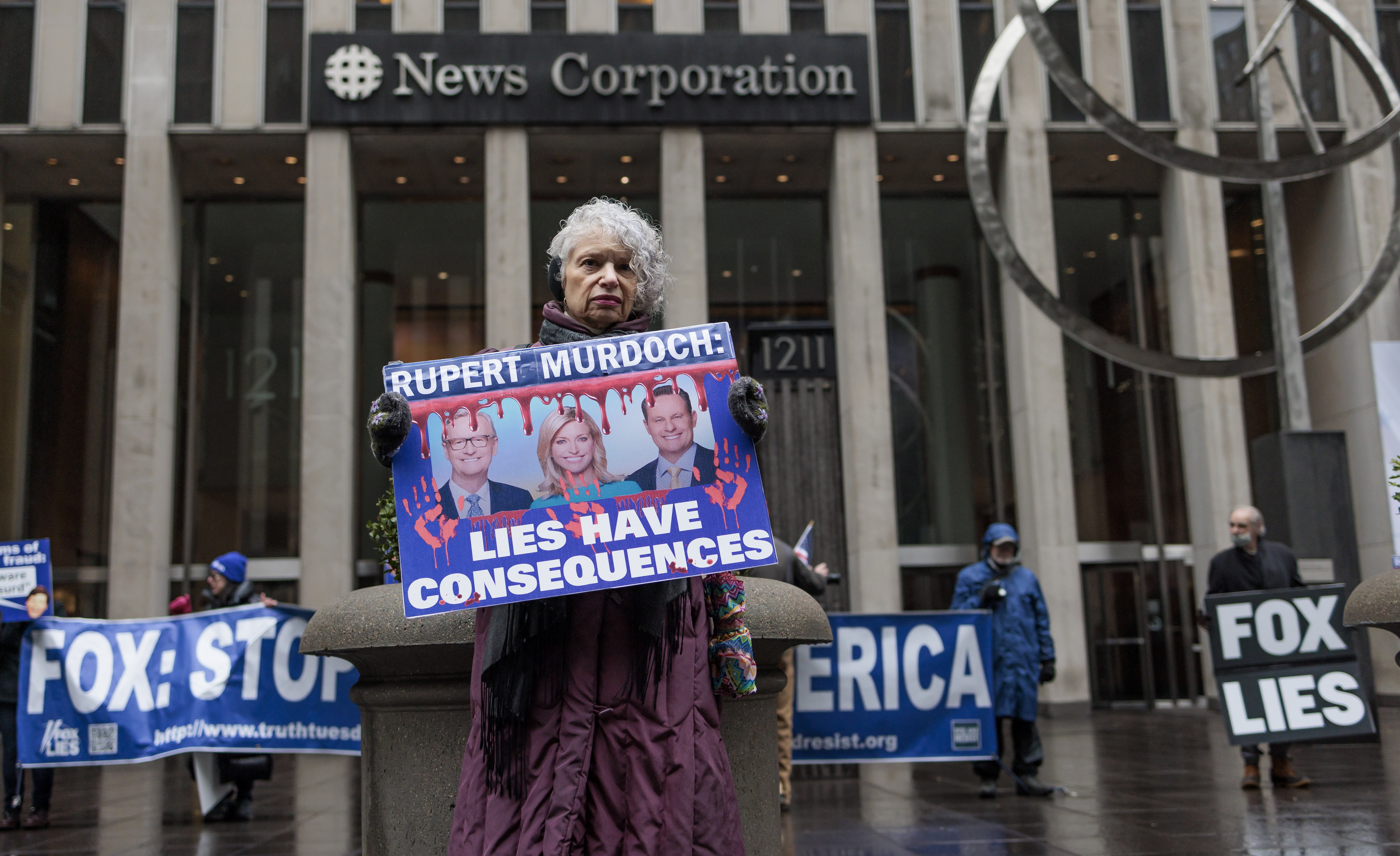 Fox News difundió teoría de fraude electoral sabiendo que no era creíble: demanda