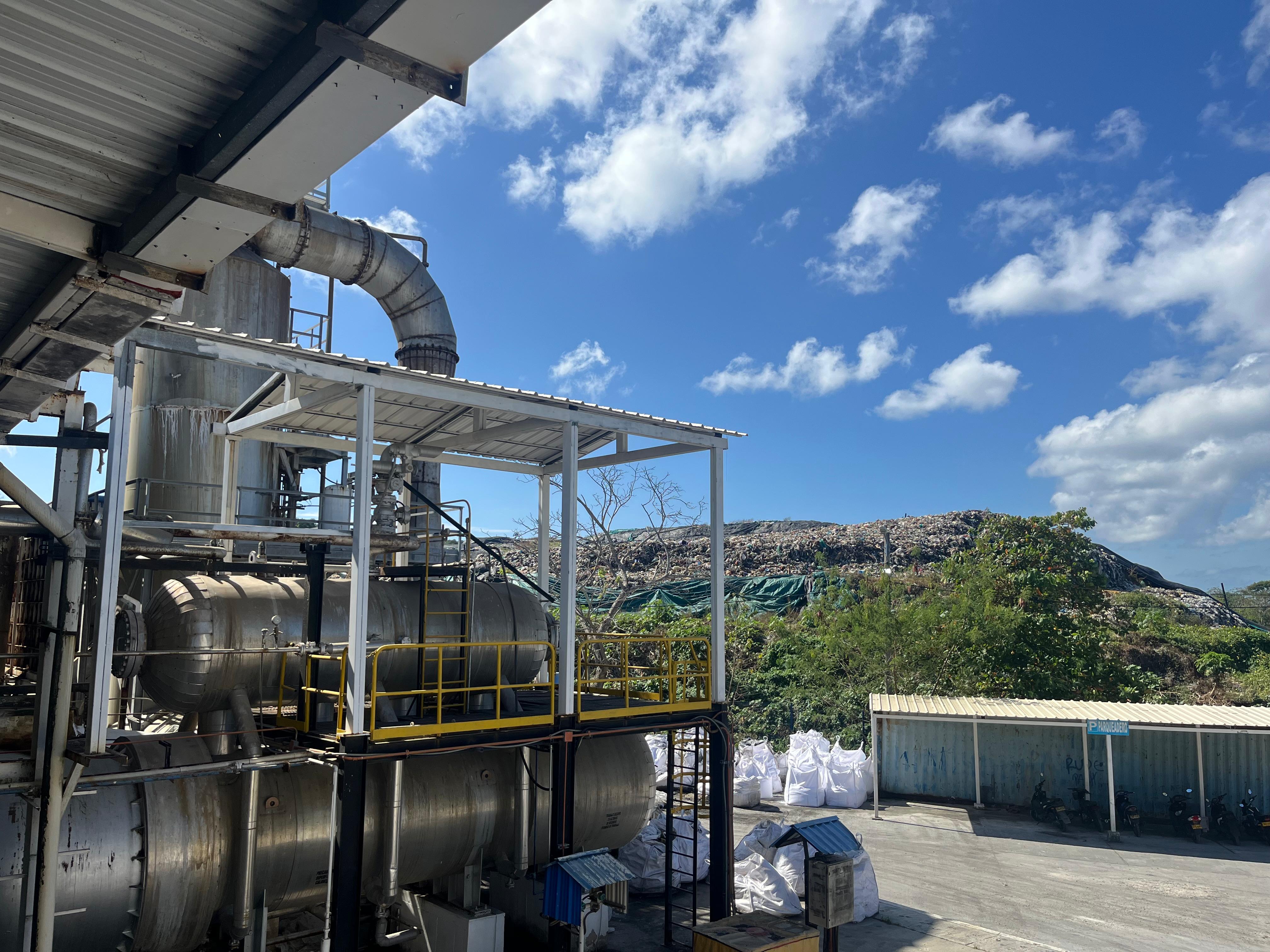 Las instalaciones de la planta de generación de energía a partir de basuras se encuentran junto al relleno sanitario.