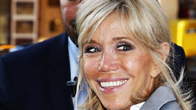 La primera dama Brigitte Macron, actriz por un día en una serie francesa