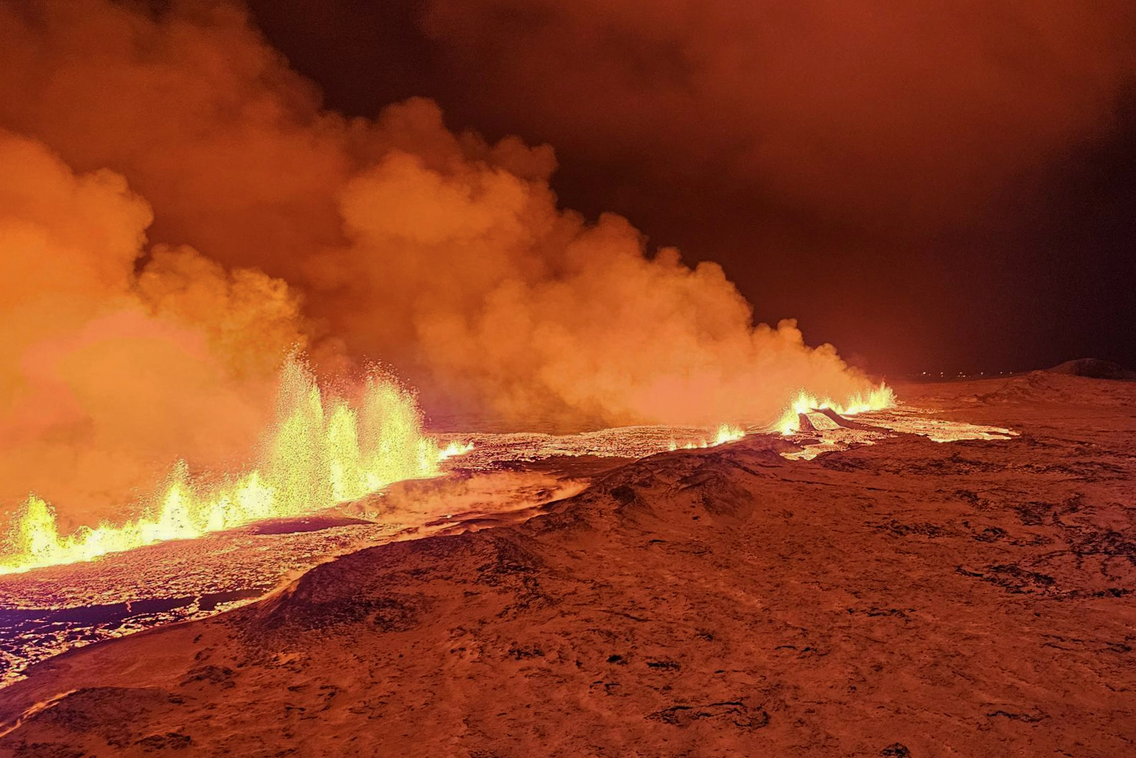 El volcán de Grindavik, en Islandia, entró en erupción