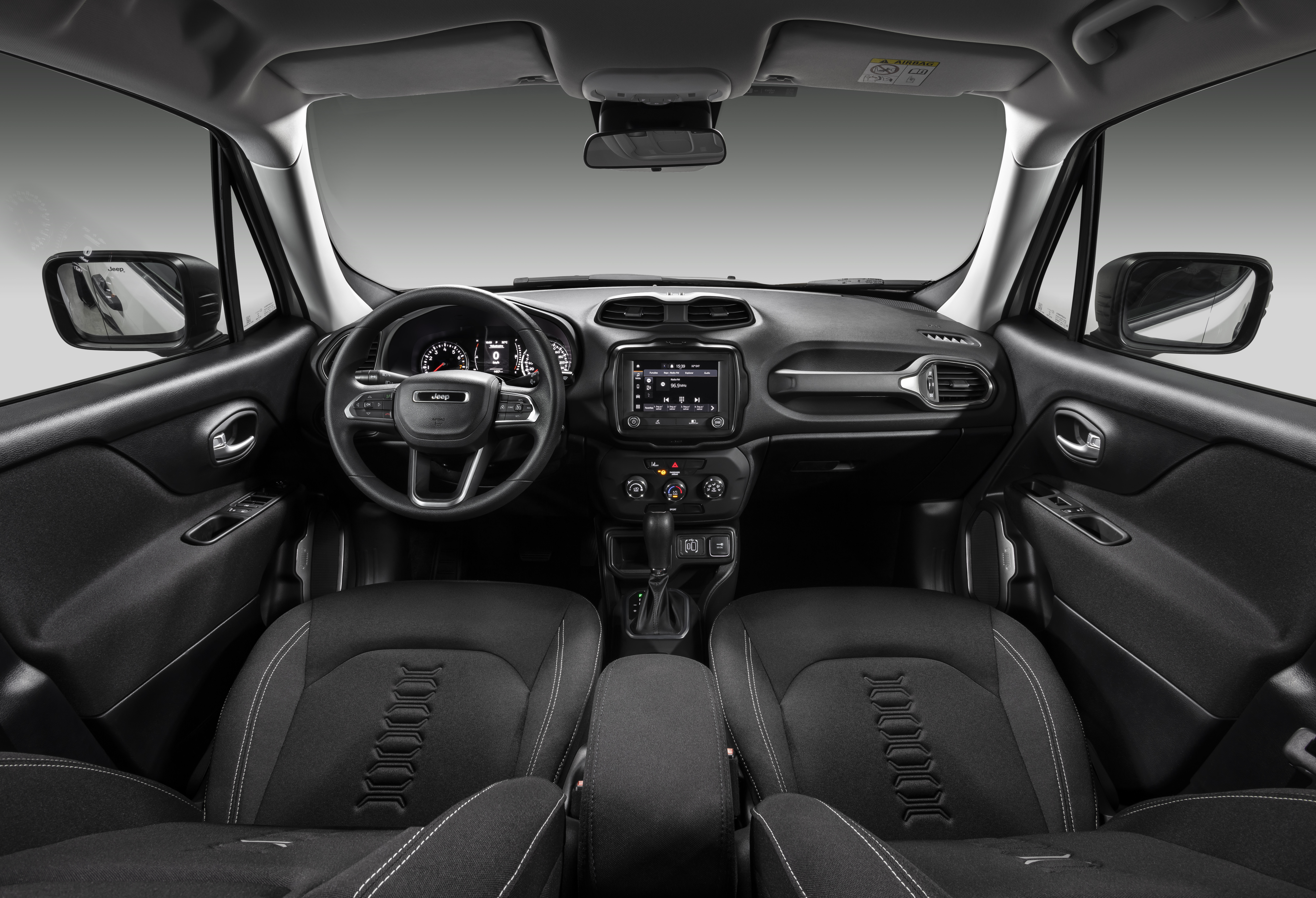 La nueva Renegade turbo actualizó su sistema multimedia, con una pantalla táctil de 7 pulgadas en la versión Sport, y de 8” para la Longitude, con conectividad Apple CarPlay y Android Auto de forma inalámbrica.