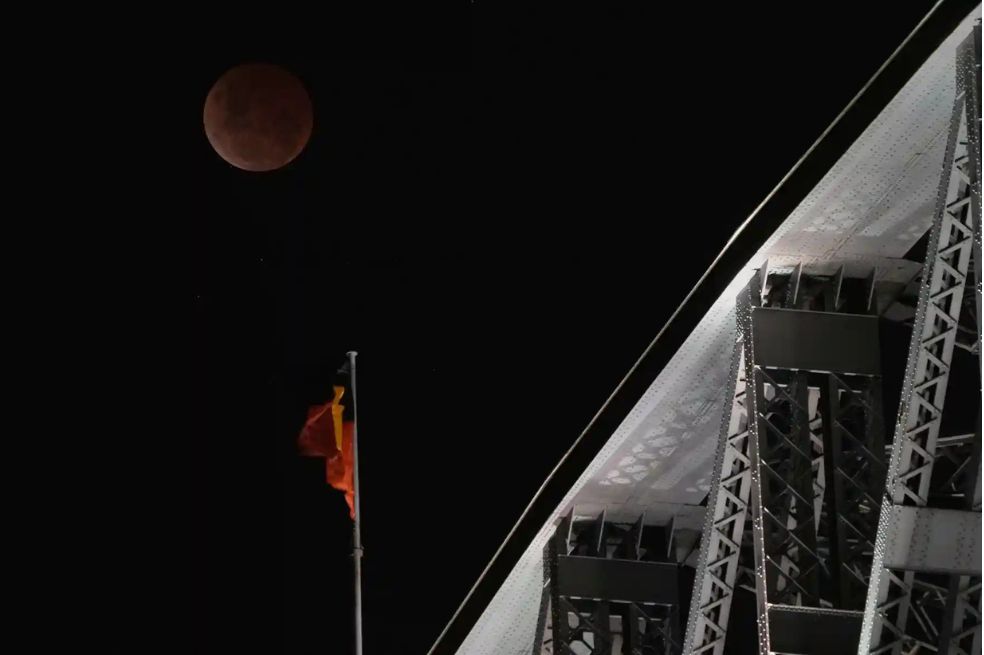 La luna sobre el puente del puerto de Sydney, Australia.