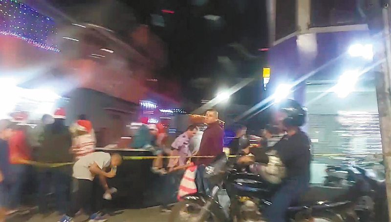 El 21 de diciembre de 2022, con una fiesta multitudinaria en el barrio El Japón de Dosquebradas, un concejal repartió regalos a los niños. Se presume que Diego Pereira estuvo allí con su familia. / Cortesía