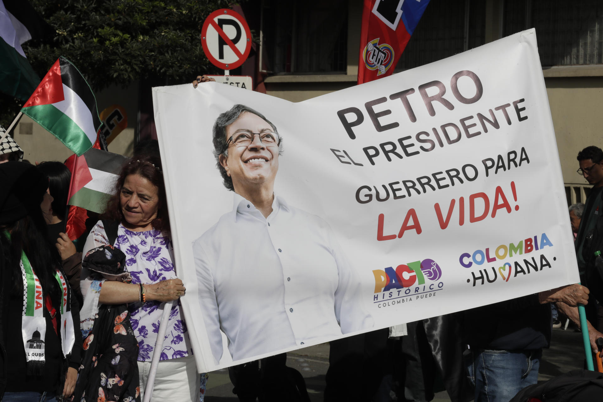 AME5688. BOGOTÁ (COLOMBIA), 07/10/2025.- Personas sostienen un cartel del presidente de Colombia, Gustavo Petro, durante una manifestación en apoyo a Palestina y contra la guerra en Gaza con motivo del segundo aniversario del ataque de Hamás contra Israel, este martes en Bogotá (Colombia). EFE/ Carlos Ortega