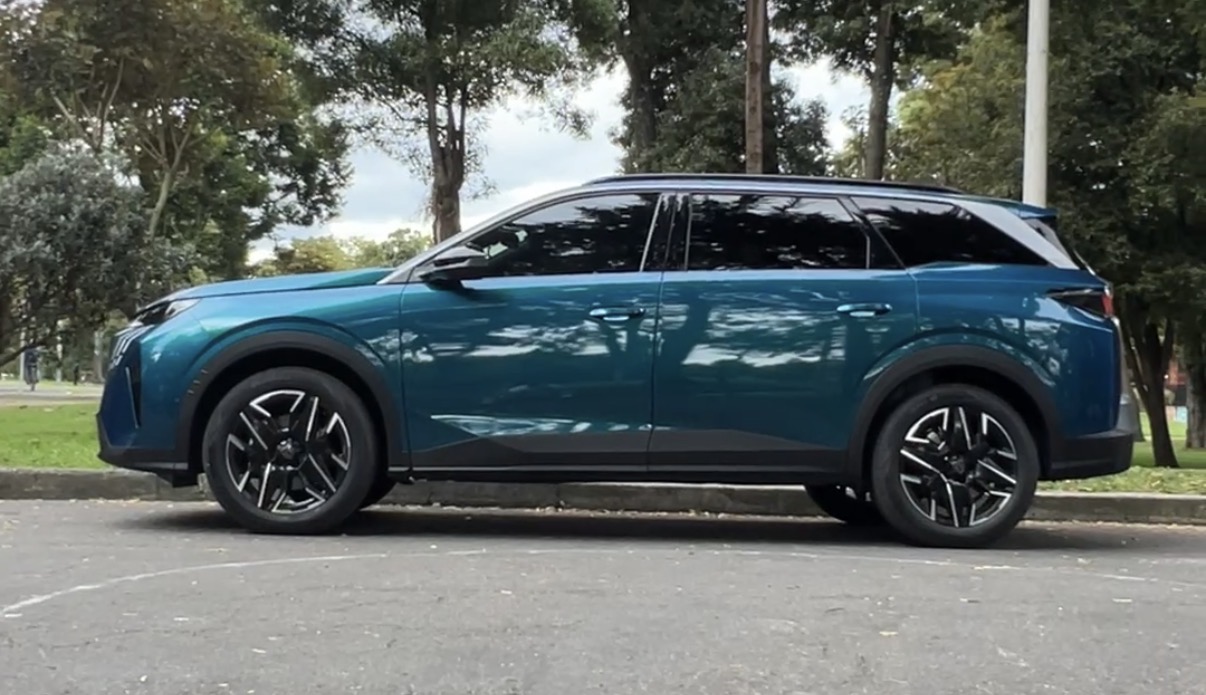El Peugeot 5008 es un SUV mediano. Tiene 4.791 mm de largo, 2.108 de ancho, 1.694 de alto y su distancia entre ejes es de 2.901 mm.