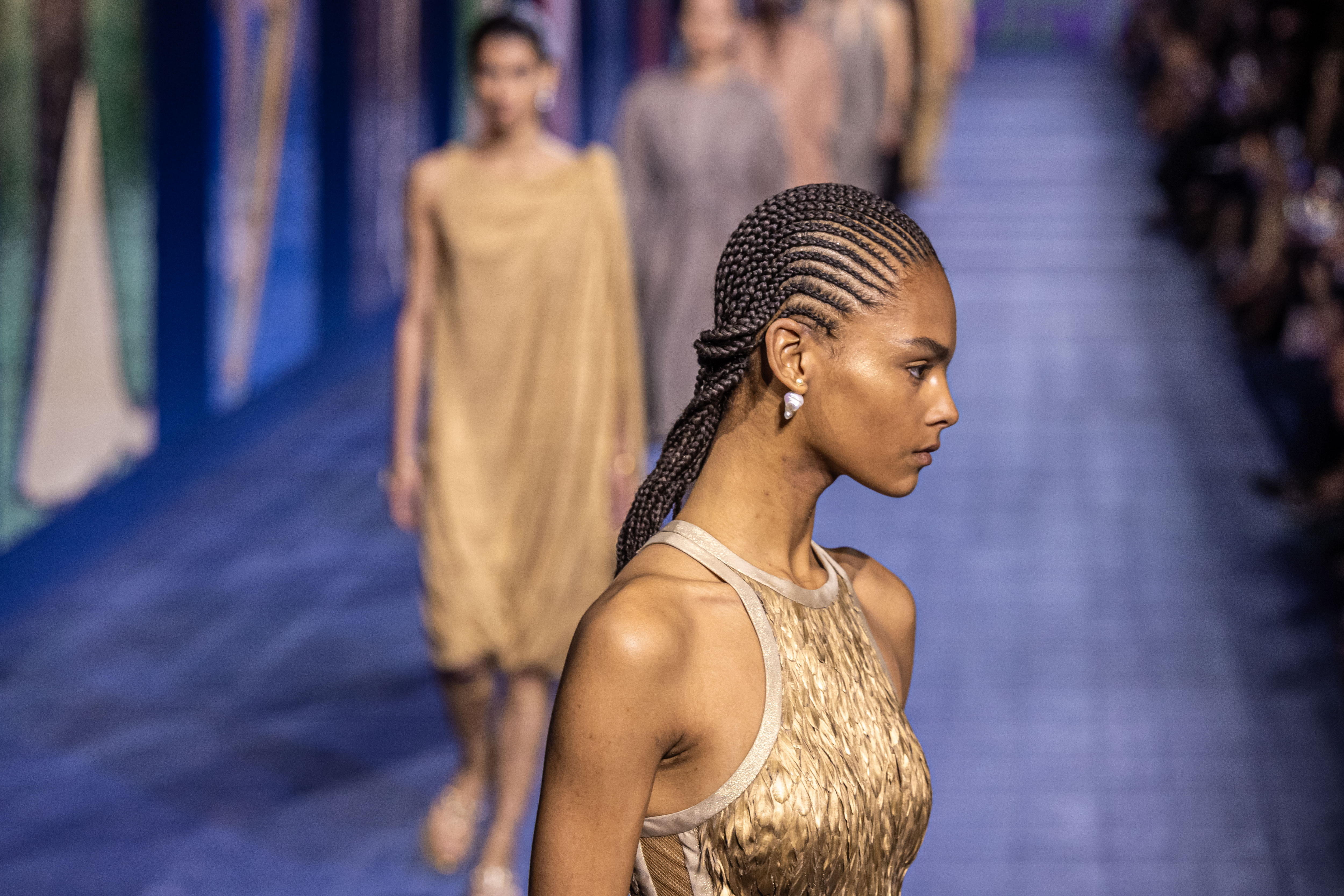-FOTODELDÍA- Paris (France), 24/06/2024.- Modelos desfilan con creaciones de la diseñadora italiana Maria Grazia Chiuri para la casa Dior durante la Paris Fashion Week, en París. EFE/CHRISTOPHE PETIT TESSON