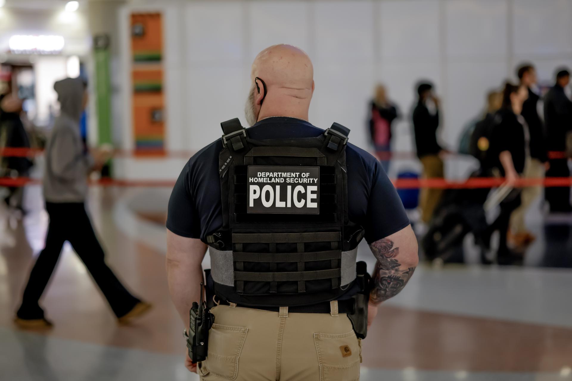 Trump enviará este lunes agentes de ICE a aeropuertos de EE. UU. por caos en seguridad