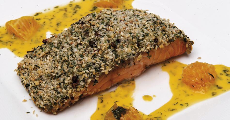 Salmón con costra de ajonjolí y salsa de mandarina