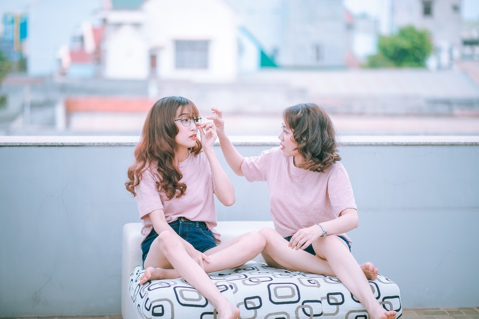 Aries:
Las personas nacidas bajo este signo se caracterizan por su honestidad en todos los contextos de su vida. Su sinceridad puede llegar al punto de herir a los demás. Sin embargo, para ellos siempre será mejor decir la verdad que ocultar o disfrazar los hechos.
Además, no tienen ningún problema en mostrarse como son con todos sus conocidos. Se mantendrán fieles a sus principios y no tendrán inconveniente en hacerte saber que estás haciendo algo mal. Puedes contar con que Aries no te mentirá.