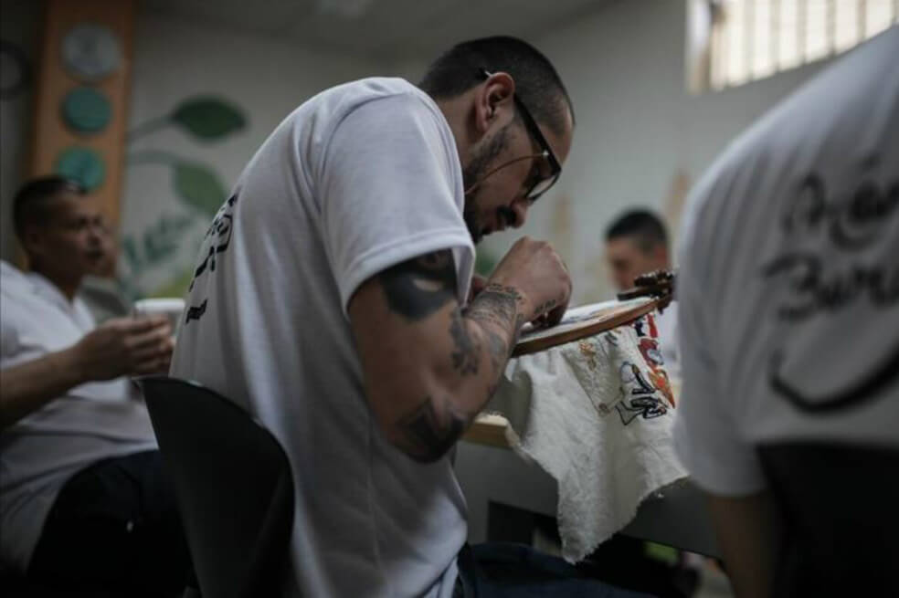 La fábula bordada por presos colombianos que habla del dolor y la resiliencia carcelaria