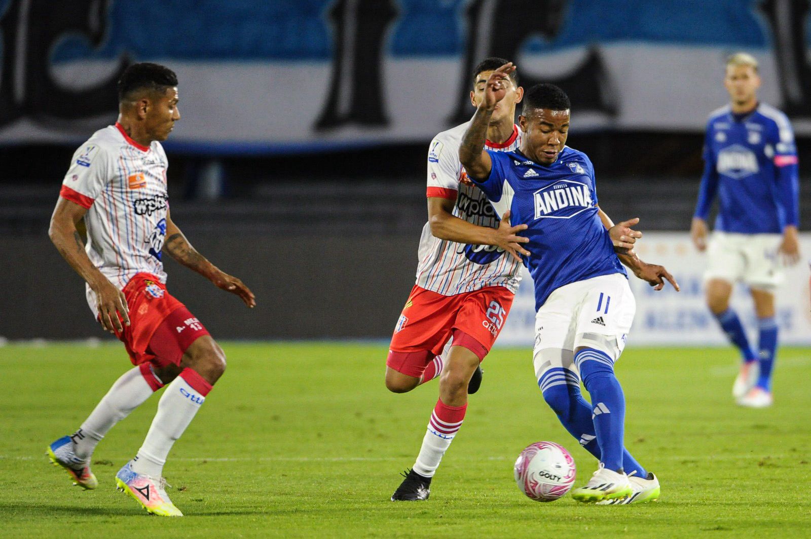 El juvenil Beckham David Castro (der) fue elegido como la figura del encuentro.