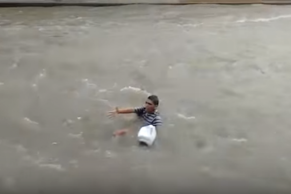 Rescatan a joven que fue arrastrado por un arroyo en Barranquilla
