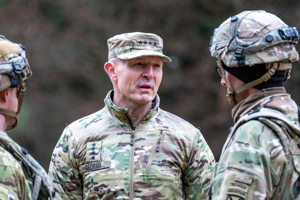 Revolcón en el Pentágono: Hegseth destituye al jefe del Ejército en plena guerra contra Irán