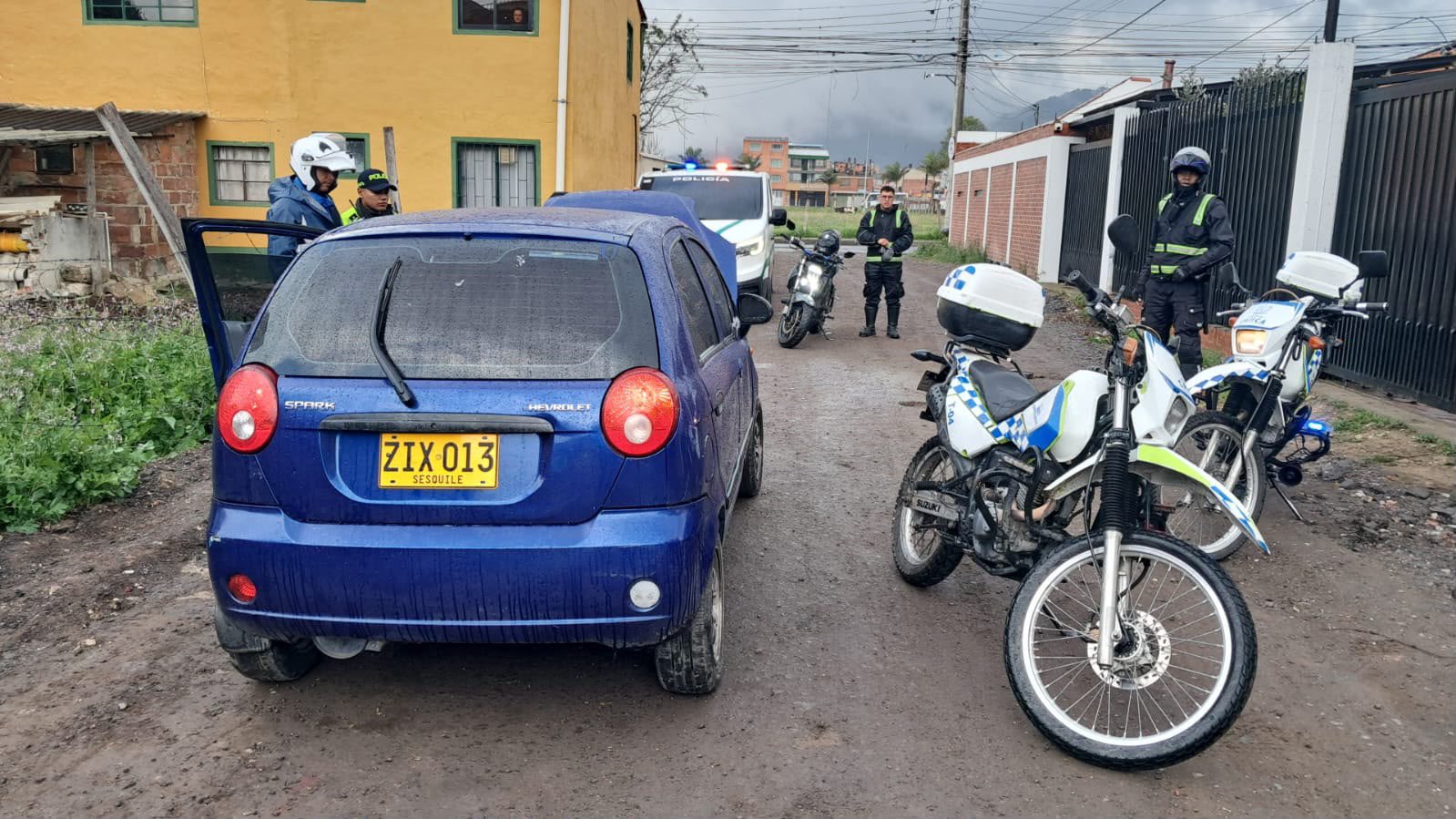Inmovilizan en Cajicá vehículo que intentaron cruzar por puente peatonal en Bogotá