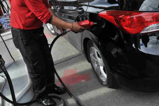 Califican de «irrisoria» rebaja de $200 en precio de gasolina