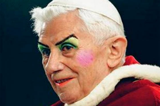 Una imagen de Benedicto XVI maquillado causa polémica