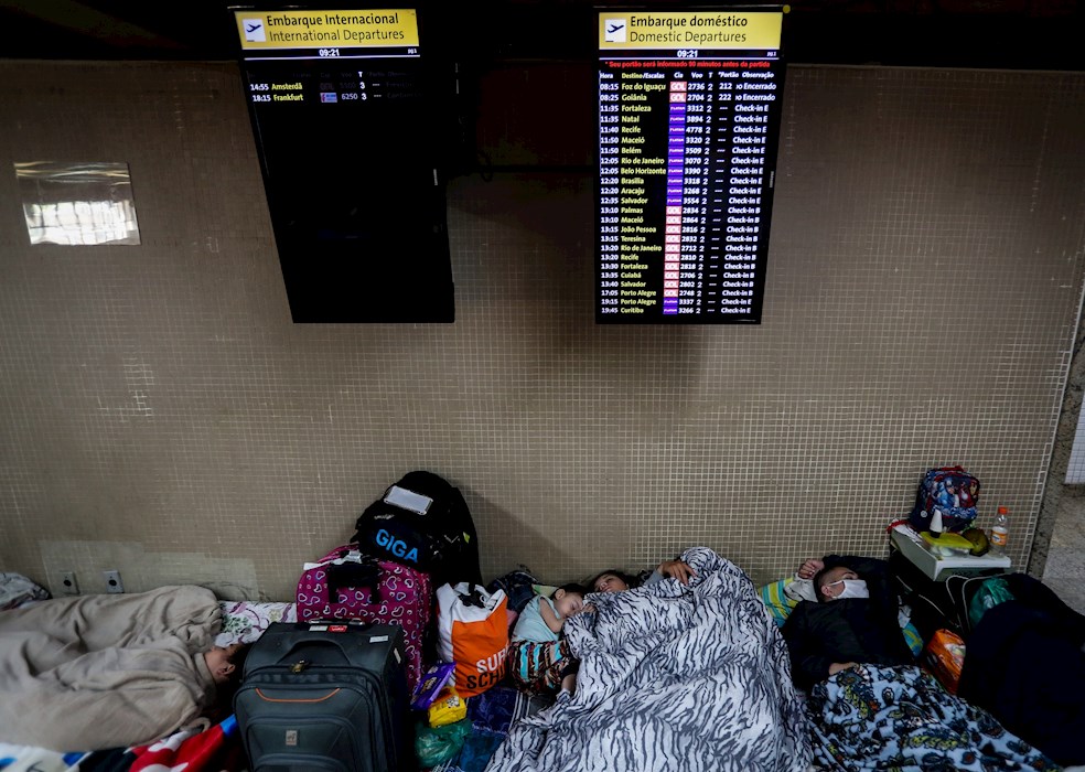 Ciudadanos colombianos descansan en un espacio que acomodaron este lunes al interior del aeropuerto de Guarulhos en Sao Paulo (Brasil).
EFE