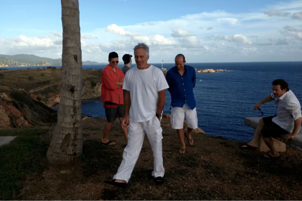 Borrada y restaurada: sigue el escándalo por la foto del secretario de Comercio con Epstein