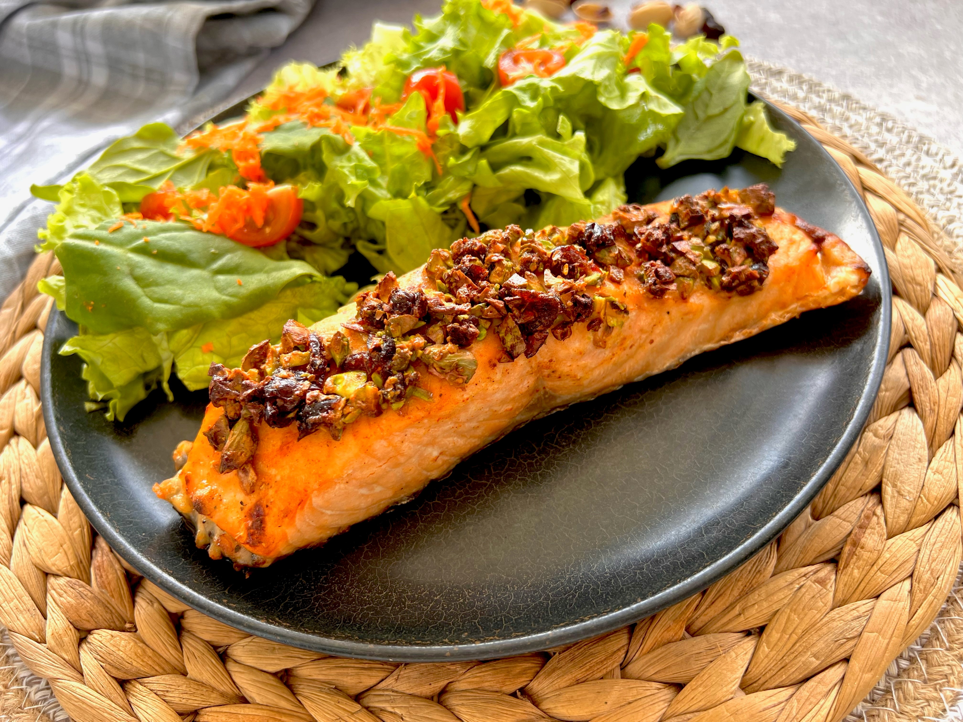 Receta para el almuerzo: salmón con costra de pistacho y arándanos