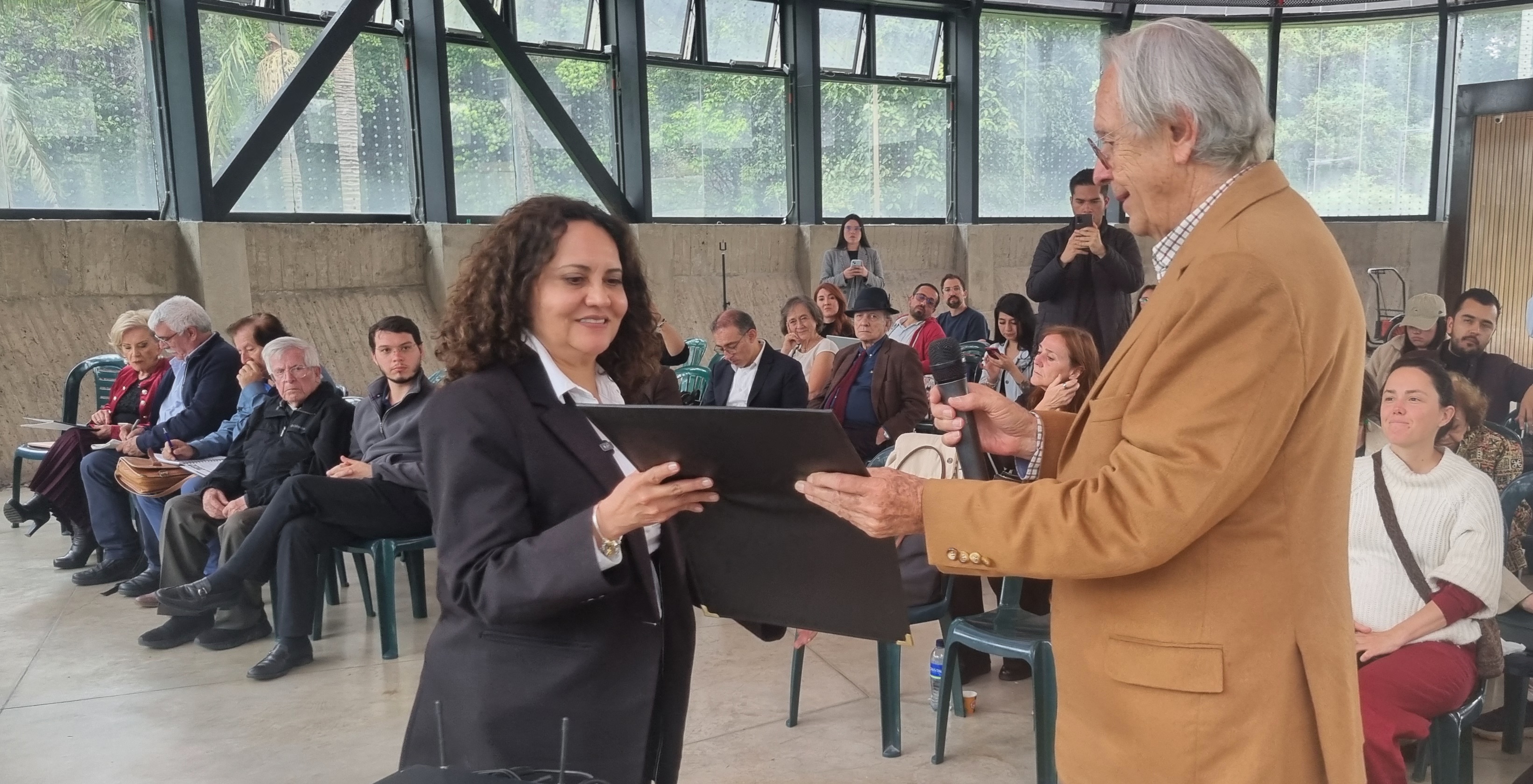 Carlos Roberto Pombo Urdaneta, presidente de la Sociedad de Mejoras y Ornato de Bogotá y María Claudia García Dávila, directora del Jardín Botánico de Bogotá.