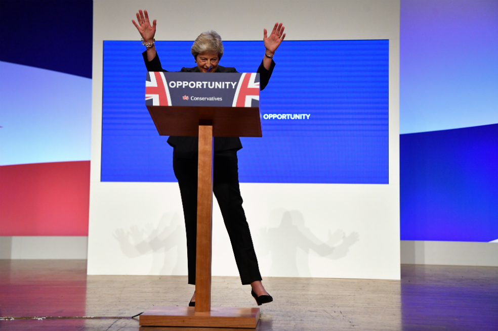 Al ritmo de ABBA, Theresa May pide unión en su partido frente al Brexit