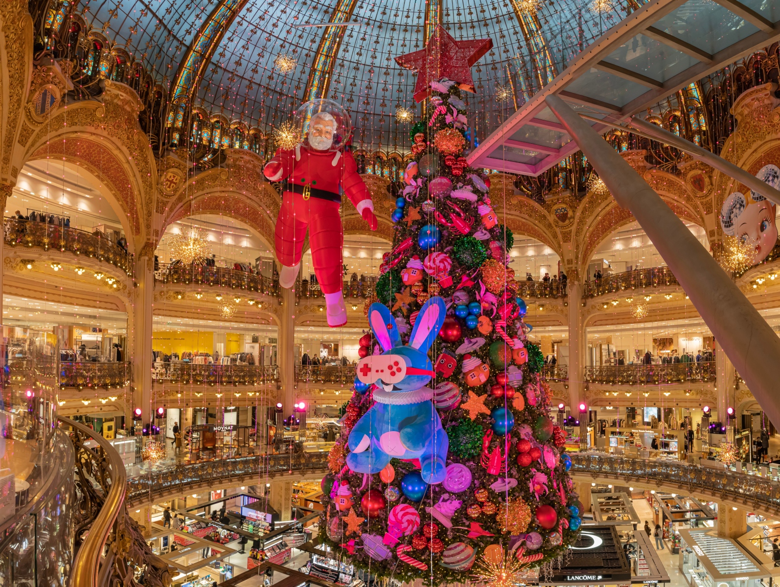 Cada año, en el interior de las Galerías Lafayette de París, se levanta un monumental árbol que siempre tiene alguna temática específica para dejar boquiabiertos a sus visitantes. El Ártico, hecho completamente con papel maché por el artista francés Lorenzo Papace; el espacio exterior, donde meteoritos y otros cuerpos celestes adornan su estructura; e incluso una versión navideña de la película Moulin Rouge han sido algunas de las temáticas escogidas en los últimos años.
