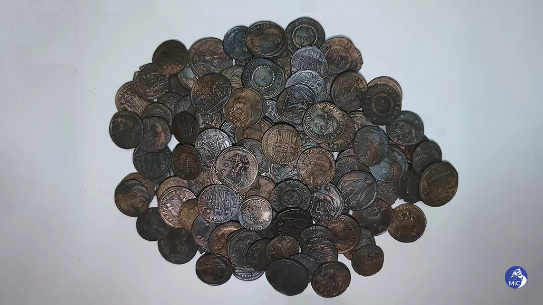 Descubren miles de monedas de bronce que datan del siglo IV en el mar de Italia