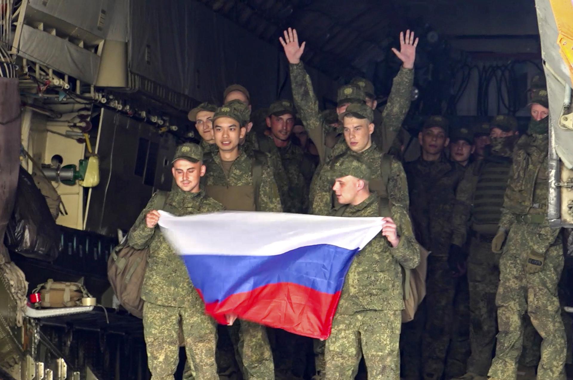 SHCHYOLKOVO (Russian Federation), 09/06/2025.- A still image taken from a handout video provided by the Russian Ministry of Defence shows Russian prisoners of war (POWs) cheering after landing at Chkalovsky air base following a prisoner swap, in Shchyolkovo, Moscow region, Russia, 09 June 2025. The Russian Defense Ministry announced that as a result of negotiations, the first group of Russian servicemen under the age of 25 has been exchanged with Ukraine. (Rusia, Ucrania, Moscú) EFE/EPA/RUSSIAN DEFENCE MINISTRY / HANDOUT HANDOUT EDITORIAL USE ONLY/NO SALES
