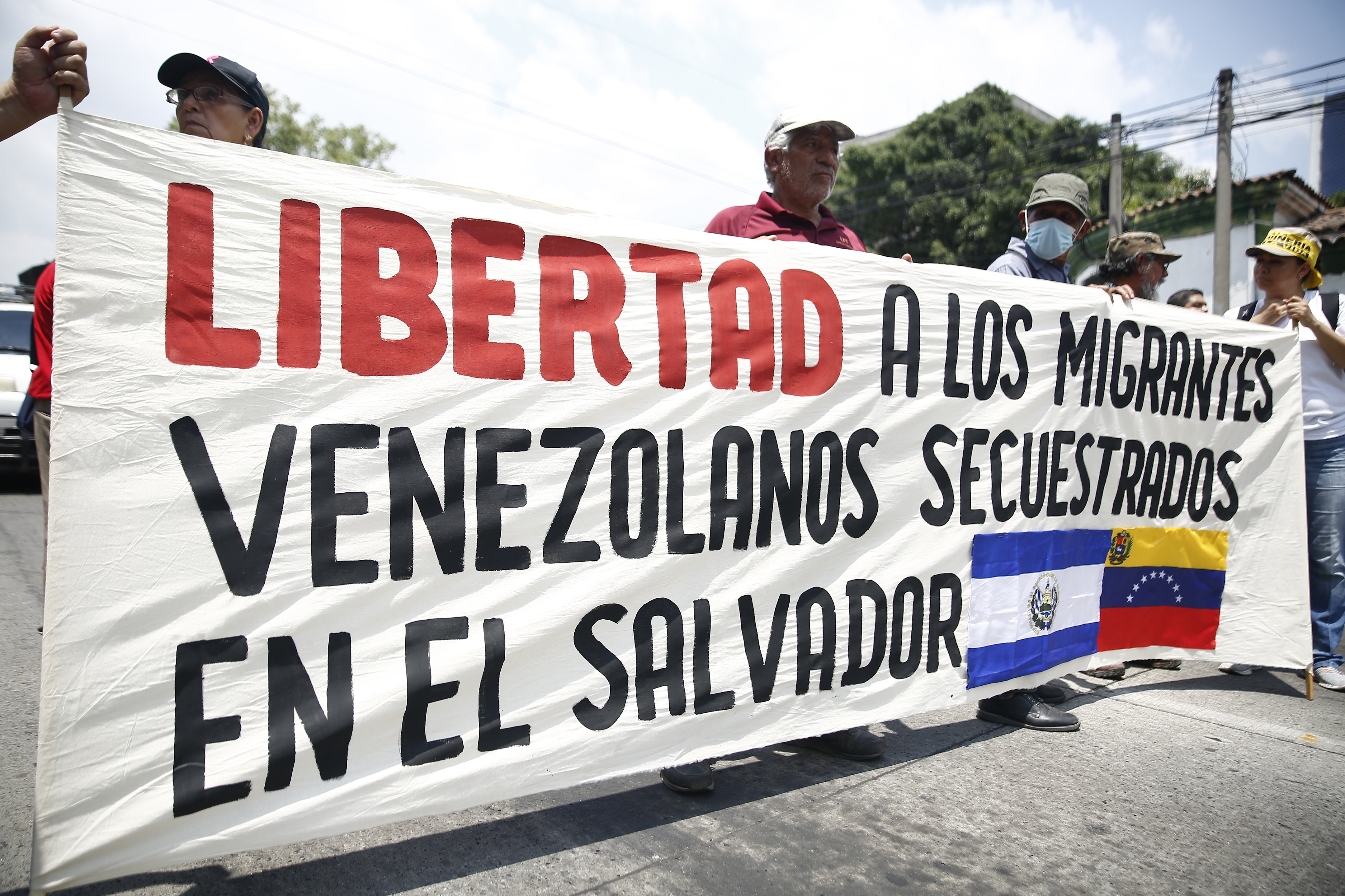 Juez de EE. UU. bloquea deportaciones de venezolanos impulsadas por Trump