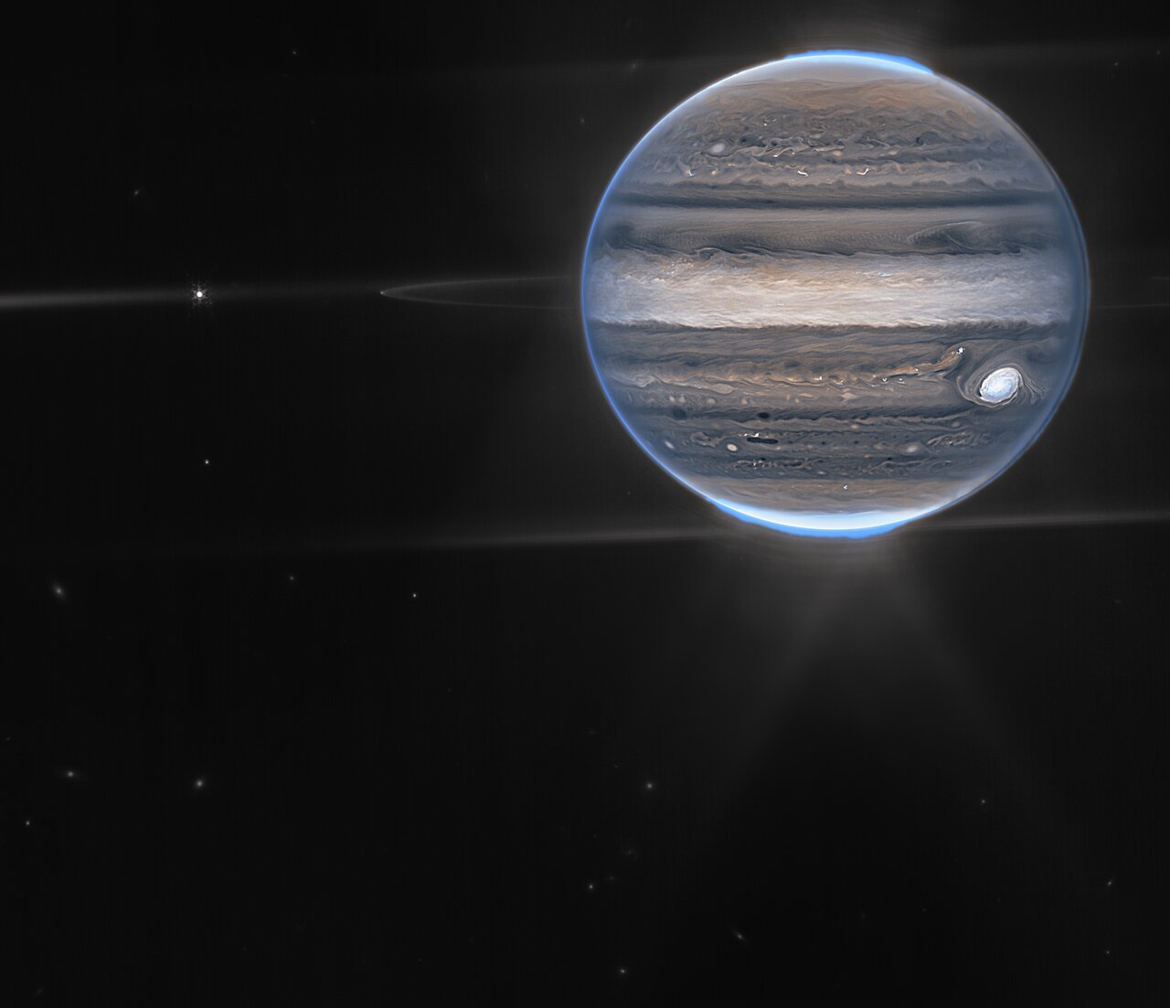 En esta imagen de campo amplio, se reconoce a Júpiter con sus anillos tenues, que son un millón de veces más tenues que el planeta, y las dos lunas diminutas  Amaltea y Adrastea.