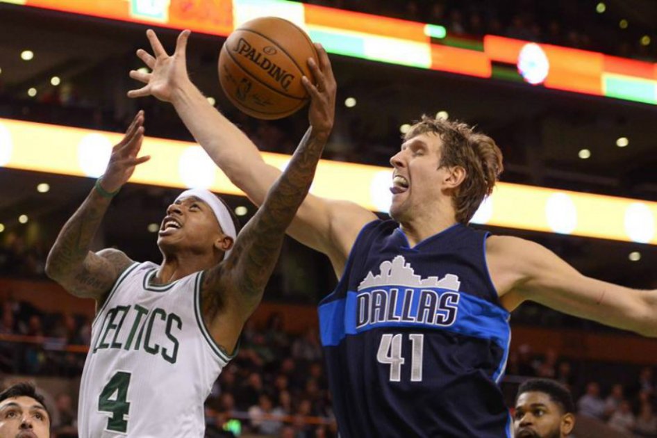 El jugador Dirk Nowitzki (d) de Dallas Mavericks intenta detener el balón de Isaiah Thomas (i) de Boston Celtics. / EFE