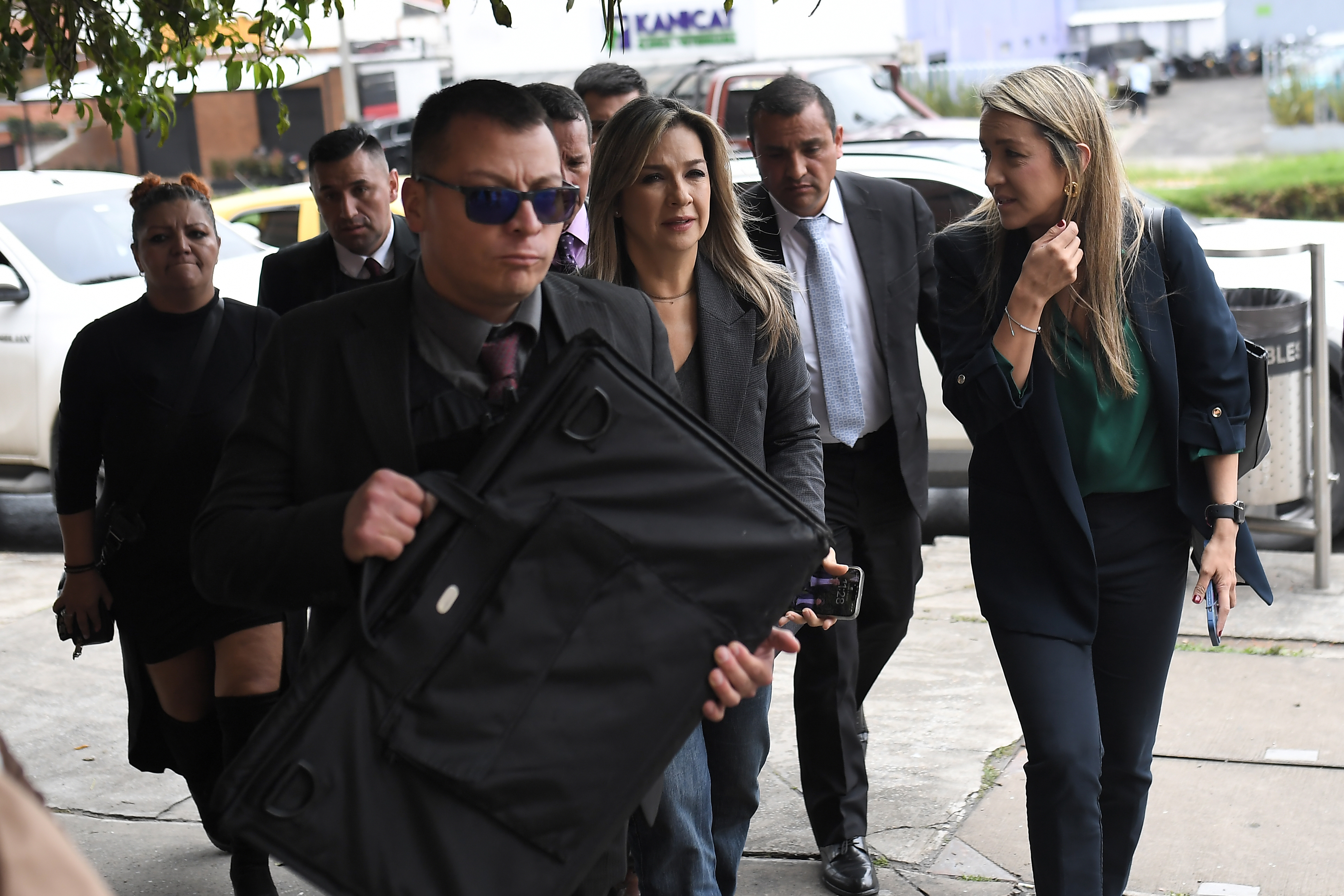 Dávila inscribirá su comité para recoger firmas; así van los otros precandidatos