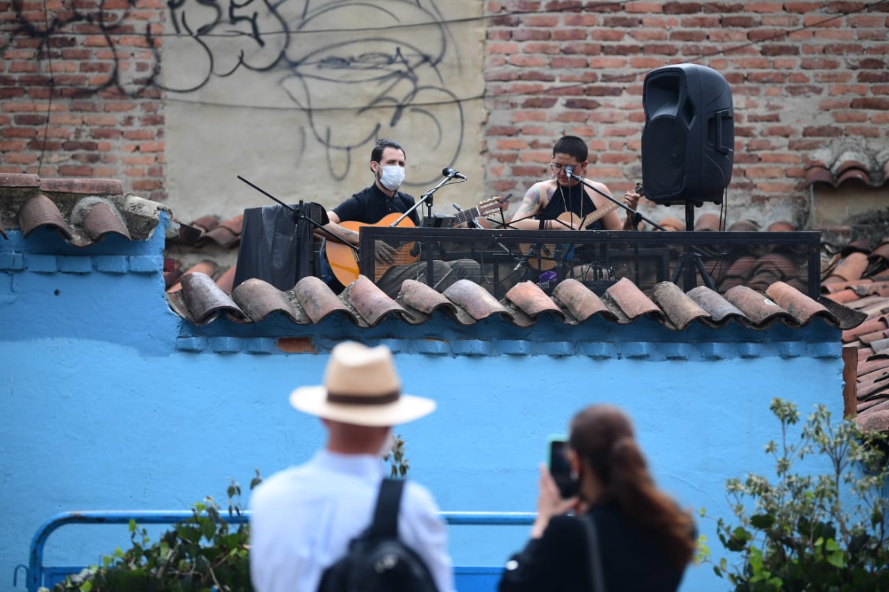 Artistas cantando en una terraza de Bogotá.
