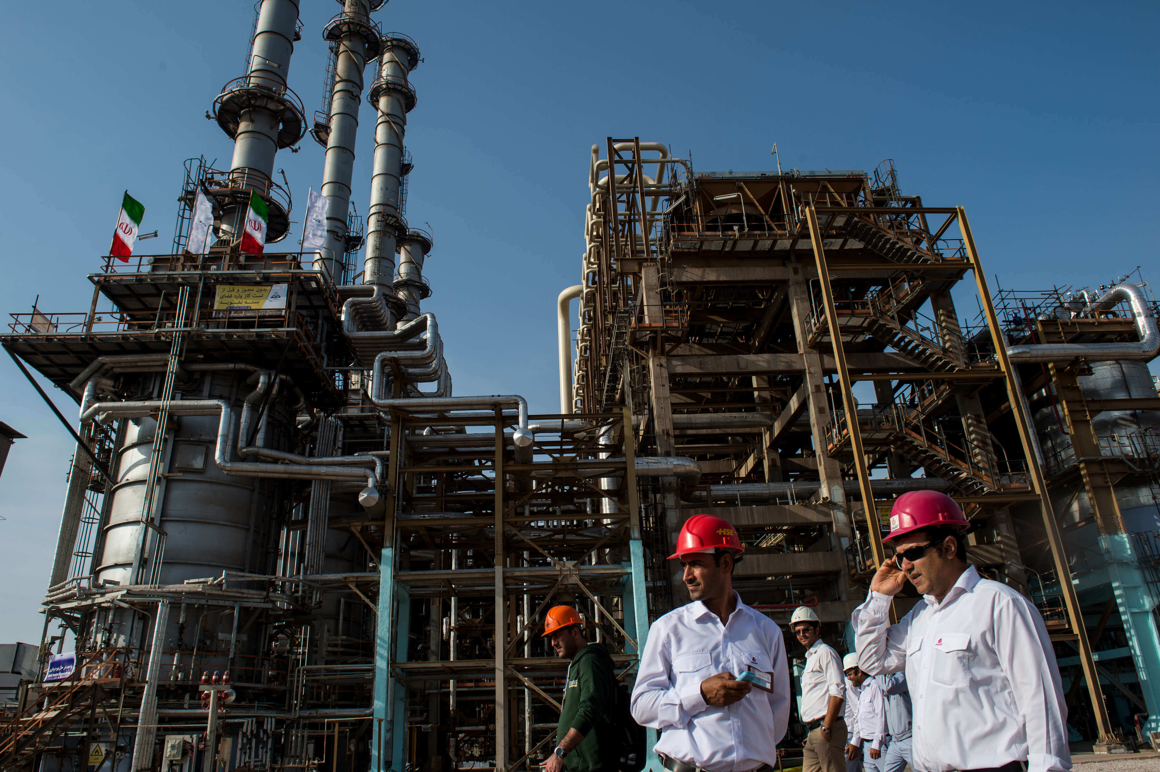 El petróleo retrocede, pero crisis en Venezuela deja al mercado bajo presión