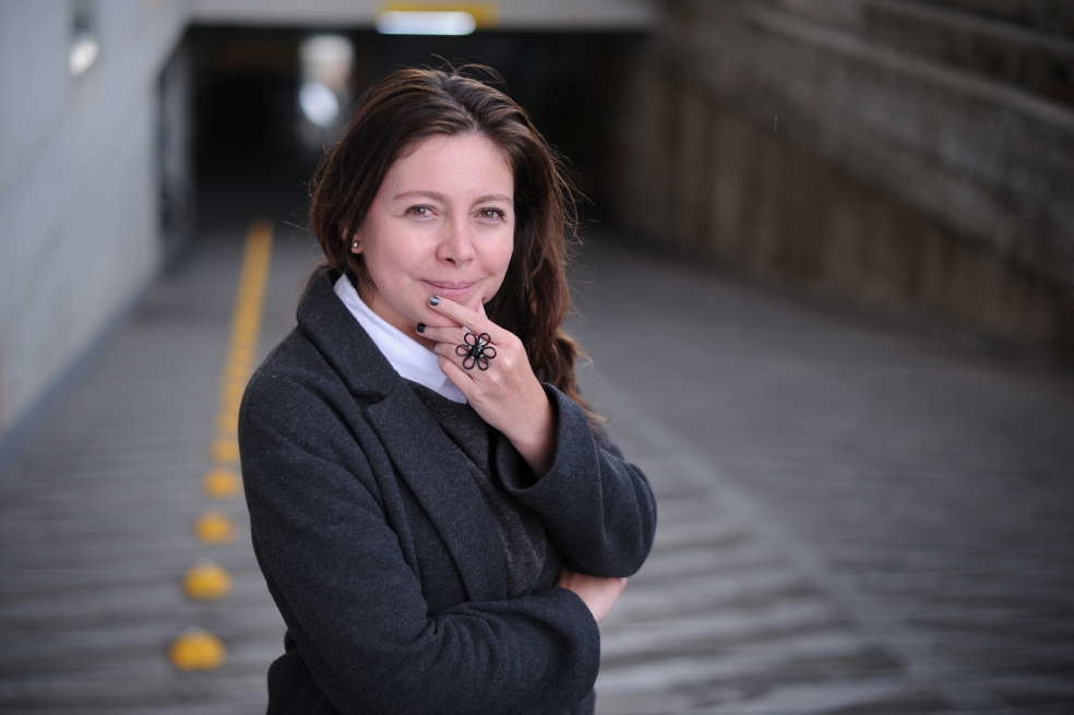 La comunicadora social Paula Rincón prepara a los oradores que hacen parte de TEDxBogotá Mujeres. /Mauricio Alvarado - El Espectador