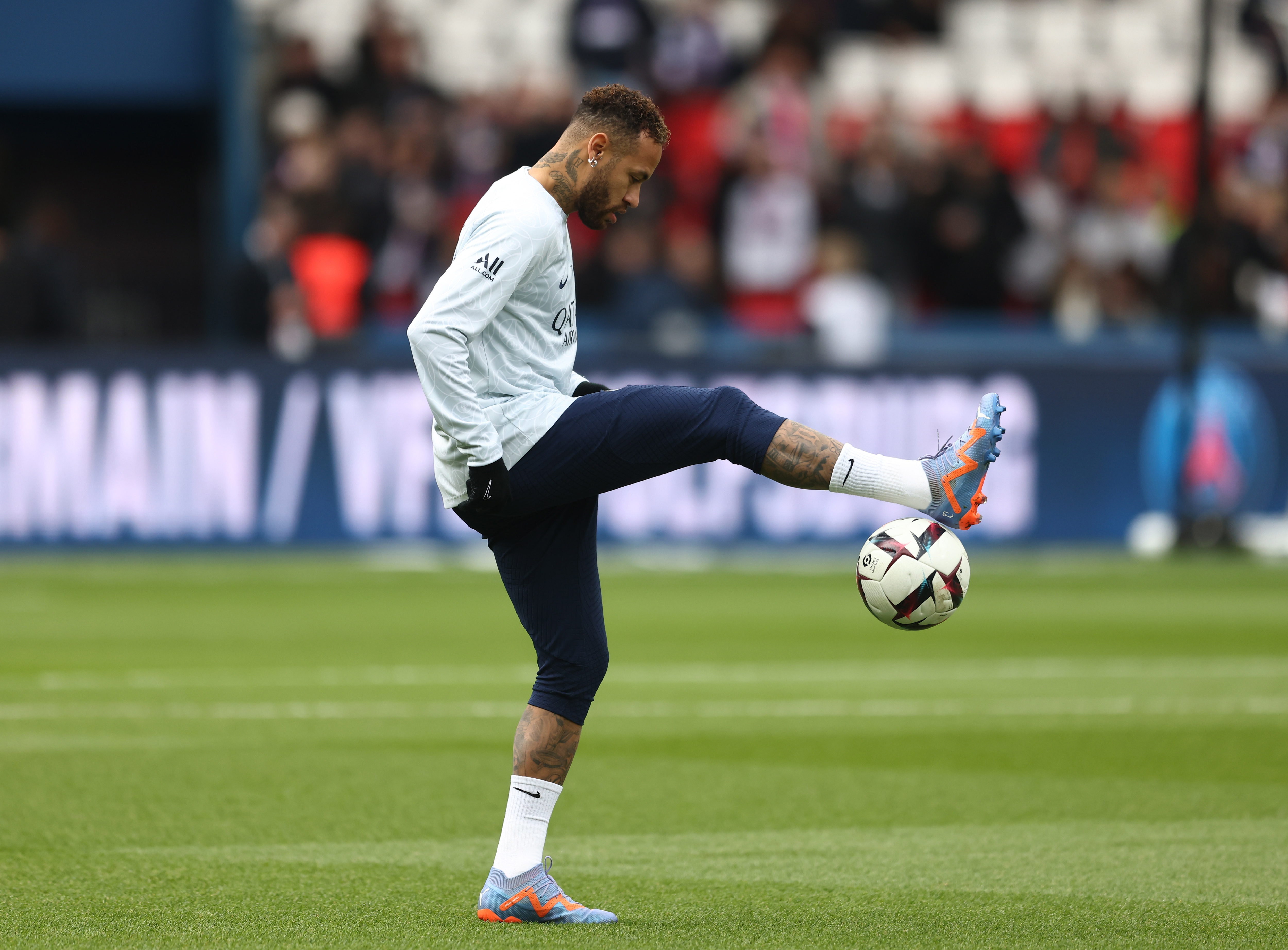 Paris (France), 19/02/2023.- Neymar Jr. of PSG warms up before the French Ligue 1 soccer match between Paris Saint-Germain (PSG) and Lille, in Paris, France, 19 February 2023. (Francia) EFE/EPA/MOHAMMED BADRA