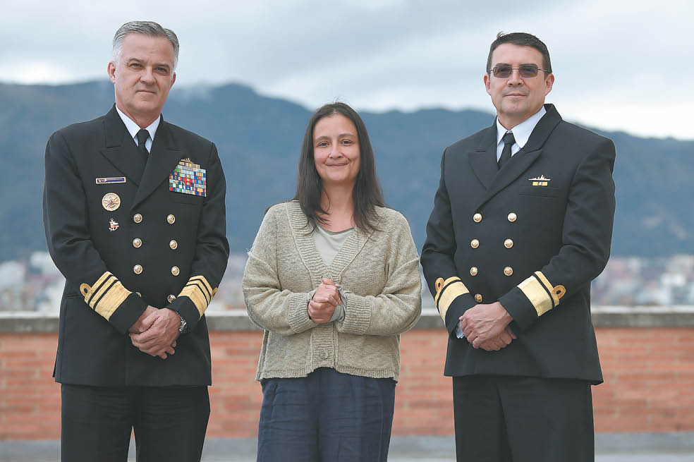 El vicealmirante John Fabio Giraldo Gallo (izq.), la directora del ICANH, Alhena Caicedo, y el contralmirante Hermann Aicardo León Rincón, tres líderes del equipo de exploración del galeón San José.