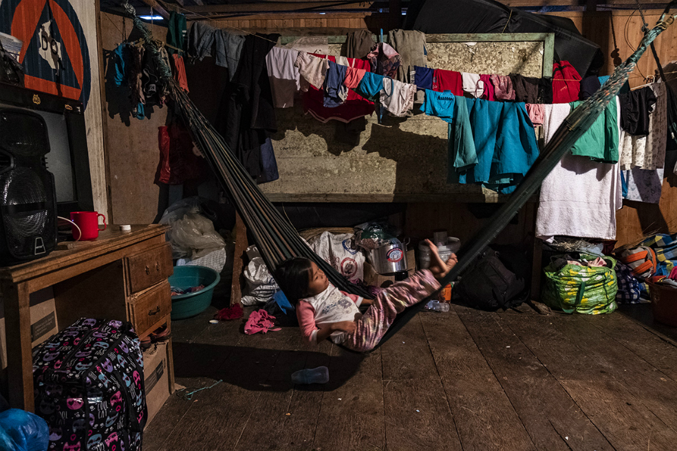 Es también preocupante la situación con los menores. Según el censo levantado por la comunidad, del total de desplazados, 230 son niños. En la cabecera municipal les han facilitado aulas para que los menores reciban clase allí, pero Peña señala que han tenido dificultades principalmente de tipo logístico pues es una institución que está habilitada para la población local, no comunidades externas, como lo son ellos en este caso.