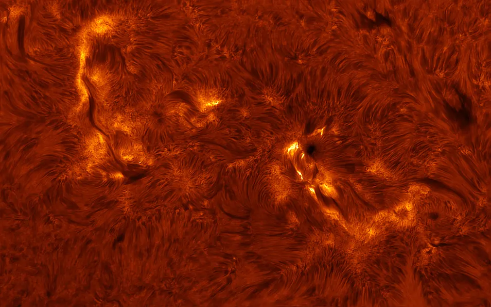 El fotógrafo aquí filtró selectivamente todas las longitudes de onda de la luz excepto una estrecha banda roja (conocida como H-alphaline) para revelar una región activa de cambio en el sol.