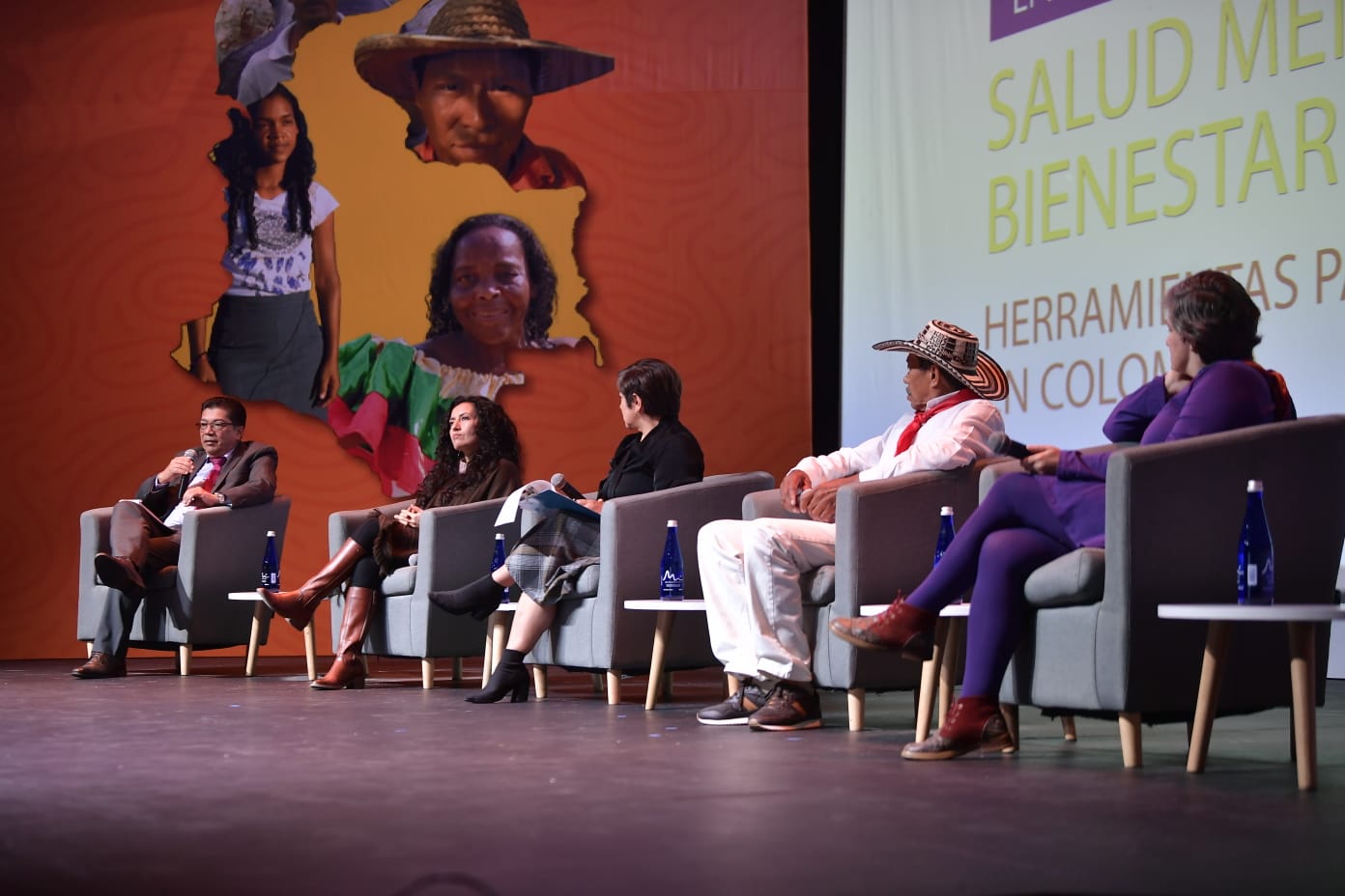 Panel “Salud mental y bienestar social: herramientas para la paz en Colombia” en el que participaron Claudia Tovar, del Colegio Colombiano de Psicólogos; Nubia Bautista, Subdirectora Enfermedades No Transmisibles del Ministerio de Salud; Gerardo Montenegro; Director Ejecutivo del Comité de Cafeteros del Cauca; y Pedro Rodríguez. Gaitero, líder del corregimientos Las Mercedes, moderado por Gloria Castrillón.