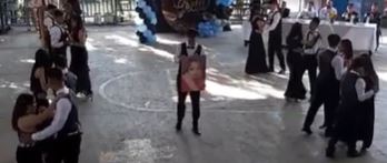 Joven bailó con la fotografía de su mamá fallecida en su graduación (video)
