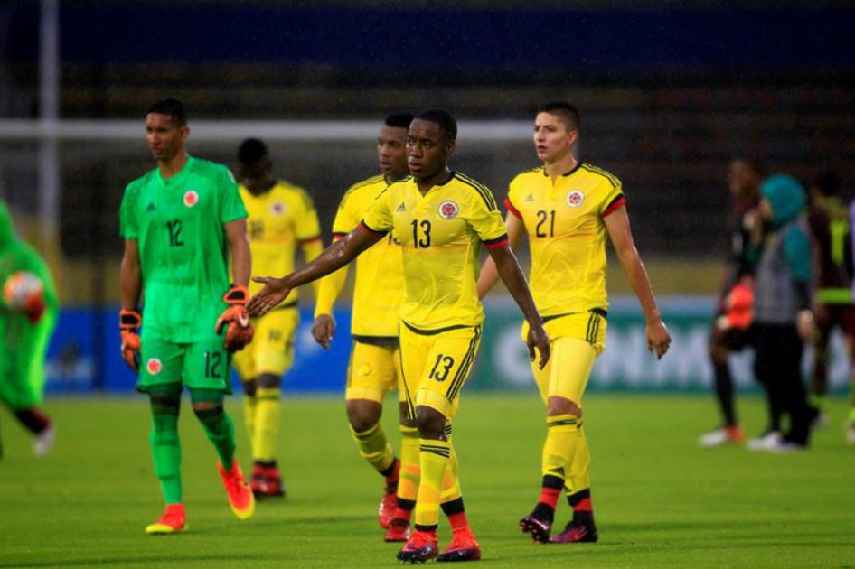 Los jugadores de la Selección Colombia Sub-20 se retiran del campo de juego tras igualar 1-1 ante Venezuela en el primer partido del hexagonal final. / EFE