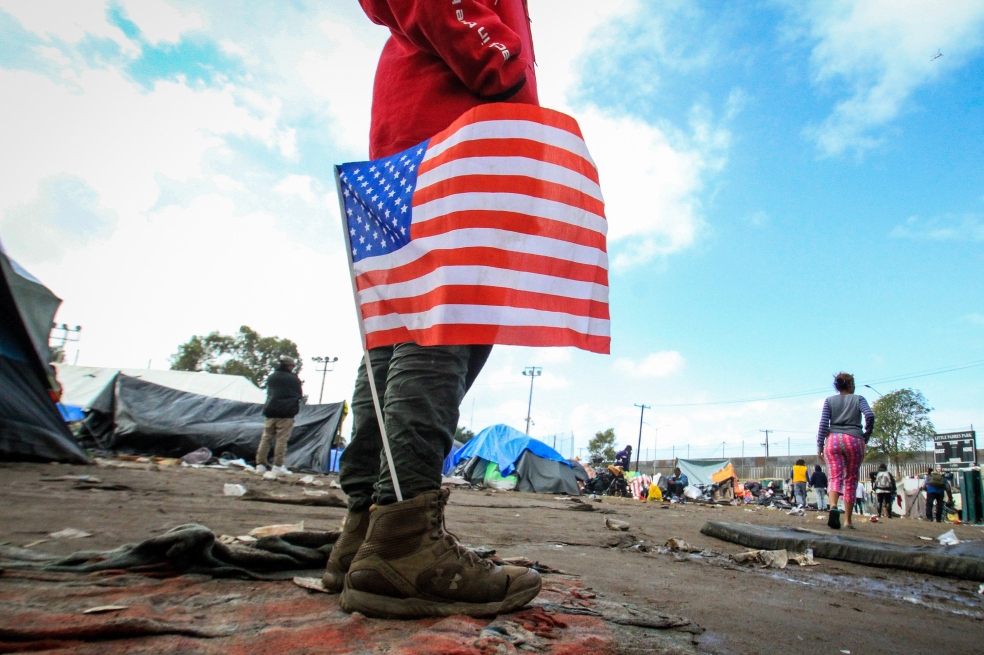 Escalar el muro fronterizo, el desafiante intento de migrantes centroamericanos