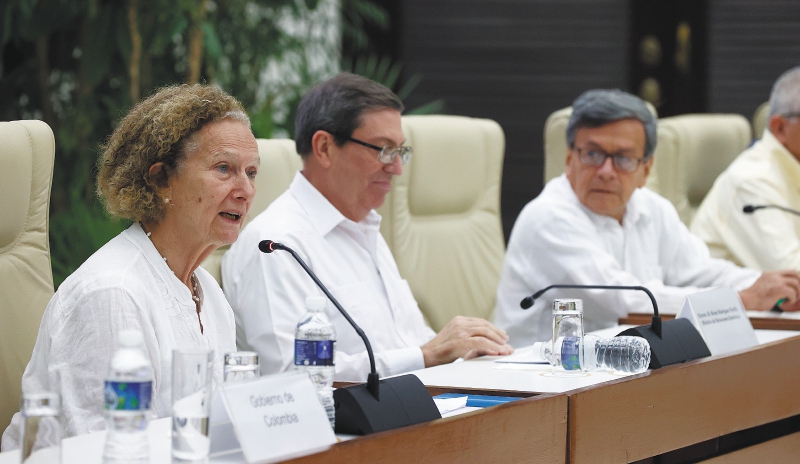AME6394. LA HABANA (CUBA), 06/02/2024.- Pablo Beltrán (d), jefe negociador del Ejército de Liberación Nacional (ELN); Vera Grabe (i), jefa del equipo de negociación del Gobierno de Colombia, y Bruno Rodríguez (c), ministro de Relaciones Exteriores de Cuba, participan durante una sesión del sexto ciclo de negociaciones con el Ejército de Liberación Nacional (ELN), hoy, en La Habana (Cuba). El Gobierno colombiano y el Ejército de Liberación Nacional (ELN) anunciaron este lunes un acuerdo para crear un "fondo multidonante para el proceso de paz" en la clausura del sexto ciclo de negociaciones, celebrado en La Habana. EFE/ Ernesto Mastrascusa