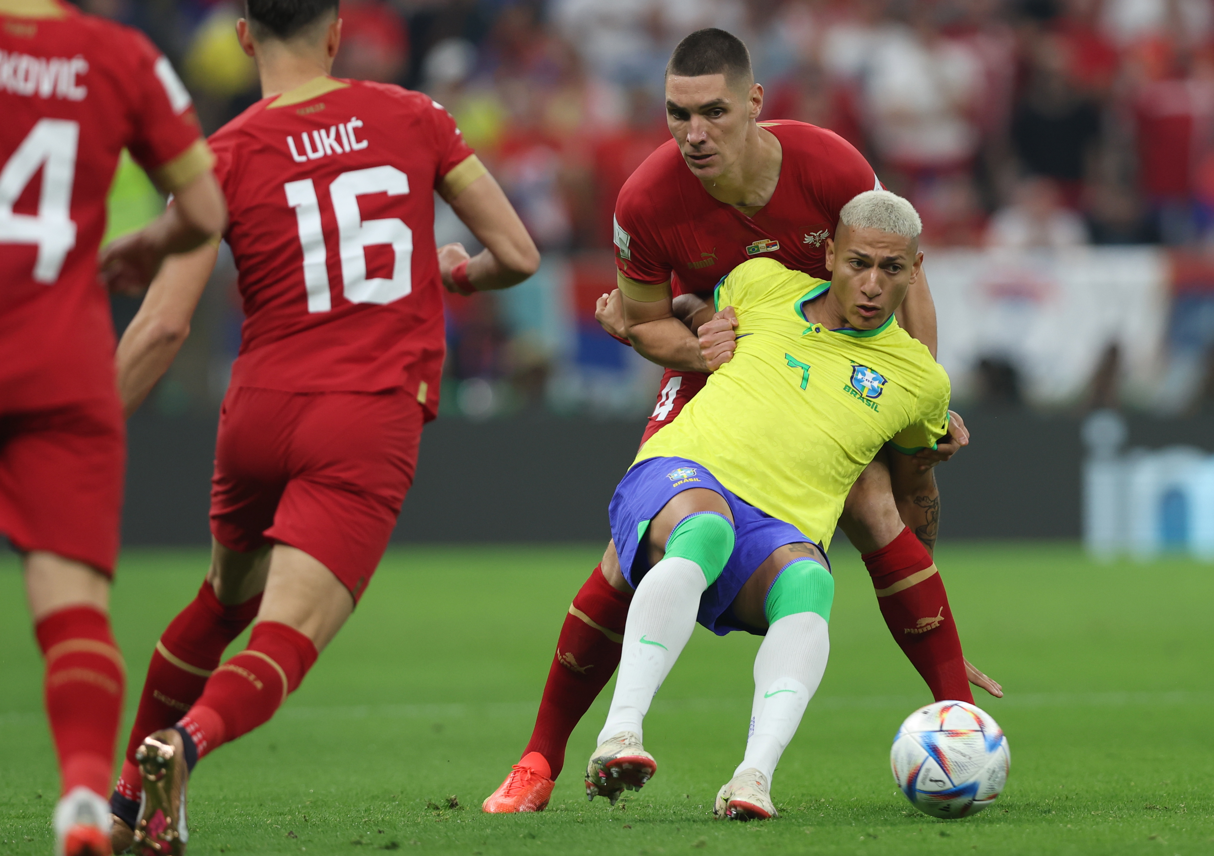 Lusail (Qatar), 24/11/2022.- Richarlison (front) of Brazil in action against Nikola Milenkovic of Serbia during the FIFA World Cup 2022 group G soccer match between Brazil and Serbia at Lusail Stadium in Lusail, Qatar, 24 November 2022. (Mundial de Fútbol, Brasil, Estados Unidos, Catar) EFE/EPA/Tolga Bozoglu